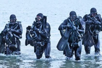 Soi trang bị xịn, đắt tiền của đội người nhái Mỹ