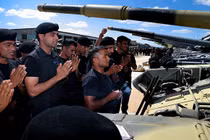 Bá đạo lính Ấn Độ thắp hương khấn vái xe tăng T-72