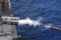 Cái kết khi tàu ngầm hạt nhân và khu trục hạm đối đầu