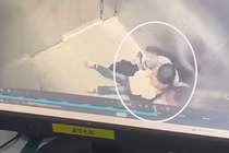 Thiếu niên 14 tuổi quấy rối bé gái trong thang máy gây phẫn nộ 