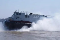 Ảnh: Tàu đổ bộ Trung Quốc tập trận lớn tại Biển Đông