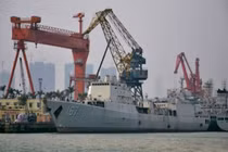 Trung Quốc đang làm gì với khu trục hạm Thẩm Quyến?