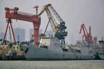 Trung Quốc đang làm gì với khu trục hạm Thẩm Quyến?