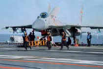 TQ thao dượt J-15 và Z-9 trên tàu sân bay Liêu Ninh