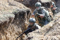 Cải trang lính Nga không thành, quân Ukraine “tự đào hố chôn mình“