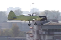 Mục kích chuyến bay đầu tiên của máy bay Yak-152 Nga