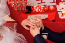 Vừa đính hôn, chàng trai sốc vì gia đình hôn thê đều là...giả