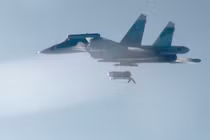 Su-34 của Nga dội bom lượn 1.500kg phá điểm doanh trại Ukraine
