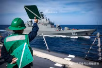 Chiến hạm “made in China” lại gần chưa từng thấy siêu hạm Mỹ