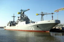 Ảnh: Tàu đổ bộ đóng chậm “khủng khiếp” của Nga ra biển