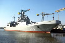 Ảnh: Tàu đổ bộ đóng chậm “khủng khiếp” của Nga ra biển