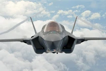Tiêm kích tàng hình F-35B bốc cháy dữ dội trên không