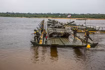 Mục kích "xe tăng bay" T-80U cưỡi xà lan vượt sông