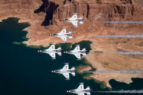 Đội bay Thunderbird của Mỹ trổ tài nhào lộn trên không