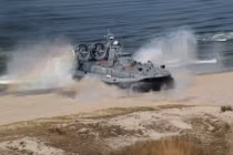 Quan sát tàu đệm khí Nga lớn nhất thế giới tập trận