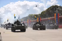 Khủng hoảng nghiêm trọng, Quân đội Venezuela vẫn duyệt binh hoành tráng