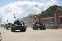 Khủng hoảng nghiêm trọng, Quân đội Venezuela vẫn duyệt binh hoành tráng