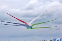 Quân đội UAE duyệt binh hoành tráng bên bờ biển Abu Dhabi