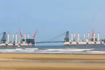 Trung Quốc chế tạo “siêu phà đổ bộ” tự hành dài 850m