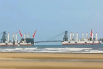 Trung Quốc chế tạo “siêu phà đổ bộ” tự hành dài 850m