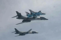 Được hộ tống kỹ càng, B-1 Lancer Mỹ vẫn bị tiêm kích Nga "vuốt mặt"