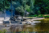 Xe tăng chủ lực T-80U "con cưng" của Nga vượt sông như thế nào?