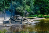 Xe tăng chủ lực T-80U "con cưng" của Nga vượt sông như thế nào?