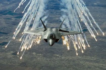 Chiến đấu cơ Su-35 và F-22: “Kẻ tám lạng, người nửa cân“