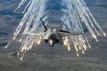 Chiến đấu cơ Su-35 và F-22: “Kẻ tám lạng, người nửa cân“