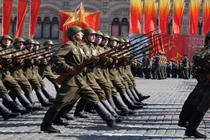 Quân đội Nga ở Crimea diễn tập duyệt binh rầm rộ