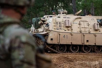 Thiết giáp Mỹ chìm nghỉm dưới lớp bùn 5m chôn vùi 4 binh sĩ