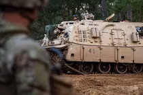 Thiết giáp Mỹ chìm nghỉm dưới lớp bùn 5m chôn vùi 4 binh sĩ