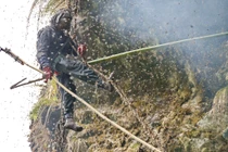 Hành trình mạo hiểm mạng sống săn mật ong rừng trên vách đá