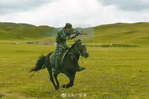 Lạ chưa: Thế kỷ 21, quân đội Trung Quốc vẫn tổ chức kỵ binh 