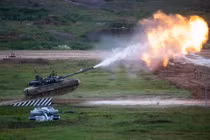 Lính Mỹ sung sướng lái thử siêu tăng T-80U Nga ở Hàn Quốc