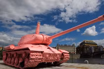 Séc: Thanh niên đem xe tăng và pháo đi đăng kí giấy tờ