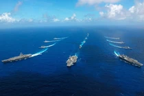 Choáng ngợp cảnh tàu chiến Mỹ dàn trận trên biển