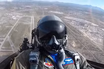 Không quân Mỹ làm thế nào để ngăn phi công lái F-22 bỏ trốn?