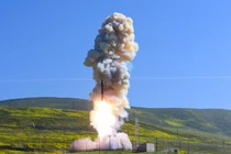 Quá sợ Nga, Mỹ cuống cuồng phát triển tên lửa đánh chặn