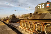 Xe tăng T-34 từ Lào chuẩn bị cho duyệt binh ở Nga