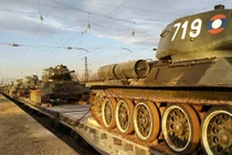 Xe tăng T-34 từ Lào chuẩn bị cho duyệt binh ở Nga