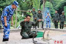 Cận cảnh Thái Lan dạy lính Trung Quốc thôi miên...rắn độc