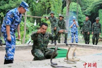 Cận cảnh Thái Lan dạy lính Trung Quốc thôi miên...rắn độc