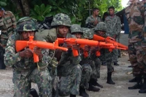 Khó đỡ Quân đội Ấn Độ huấn luyện với...súng nhựa