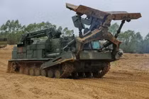 Sức mạnh “ghê gớm” của xe công binh BAT-2 Nga