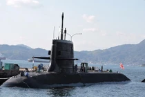 Xem người Nhật sửa "áo tàng hình" tàu ngầm Soryu