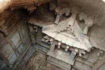 Đang làm 'tổng tài' bỏ đi trộm mộ cổ, chàng trai gặp báo ứng 