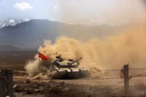 Đưa xe tăng Type-99 lên vùng xung đột, Trung Quốc thể hiện "quyết tâm lớn"