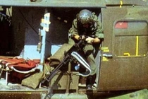 Chiến tranh Việt Nam qua góc nhìn của xạ thủ súng máy UH-1