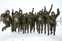 Mục kích nữ quân nhân Nga thi tài nhân ngày 8/3